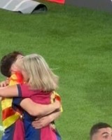 华体会官网-踢满120分钟助巴萨夺冠！18岁库巴西赛后与妈妈拥抱庆祝