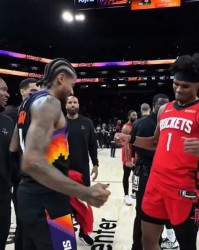 华体会体育-满满爱意！杰伦-格林赛后与阿门、申京、范弗利特一一拥抱